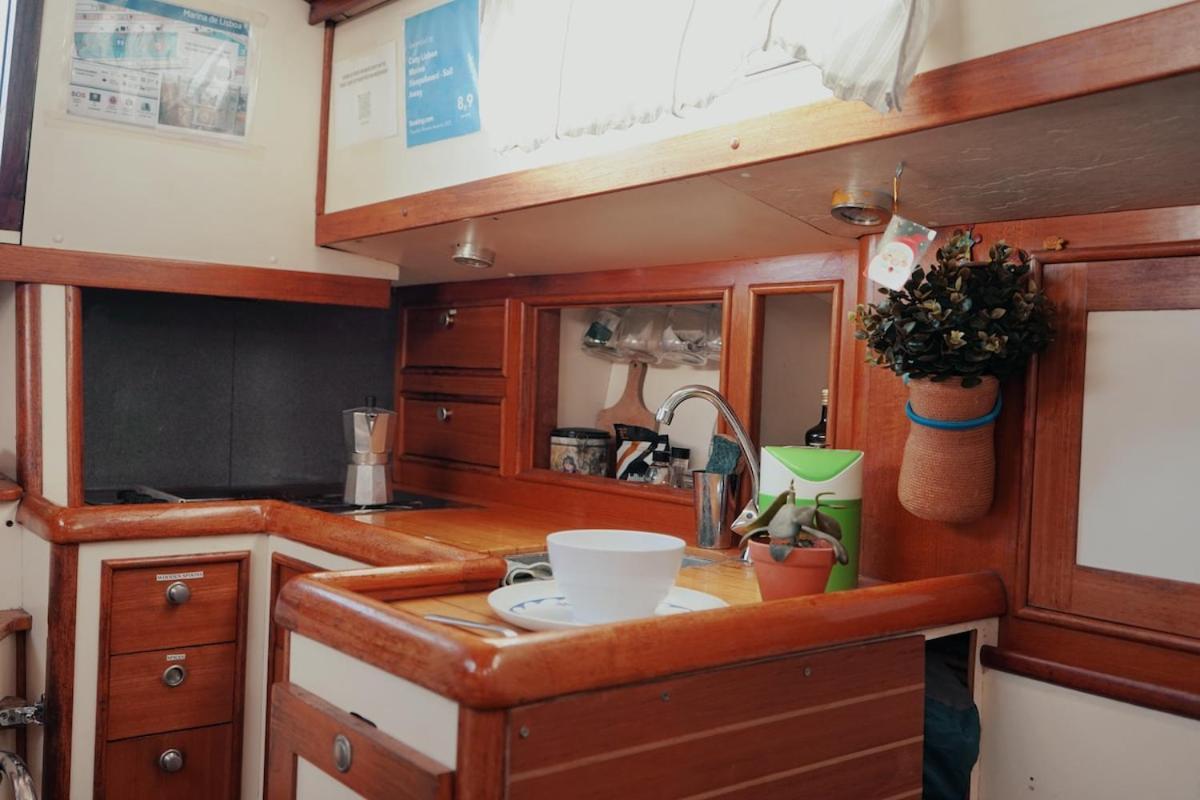 Hotel Cozy Lisbon Marina Sleepaboard - Sail Away Exterior foto
