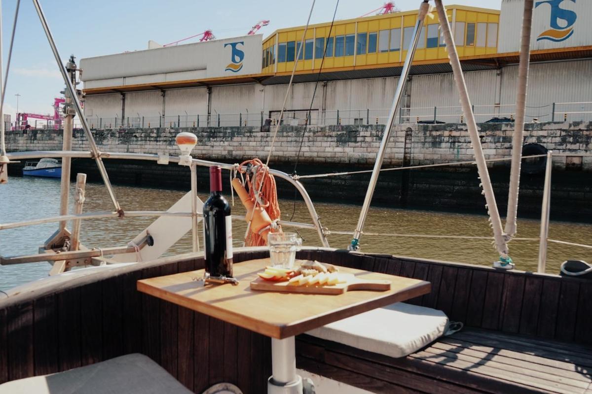 Hotel Cozy Lisbon Marina Sleepaboard - Sail Away Exterior foto